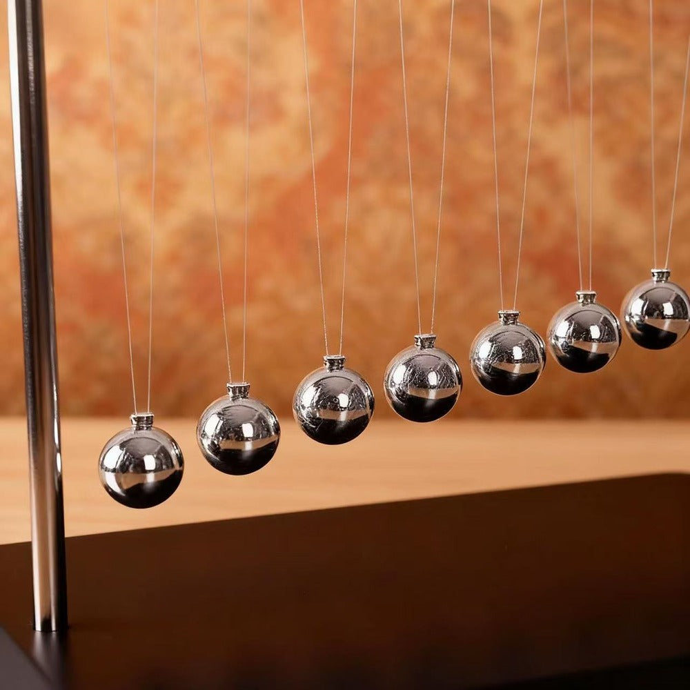 Newton's cradle bumper balls desk decor 03